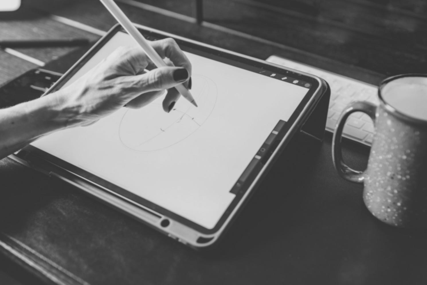 Modélisation financière sur écran avec graphiques et données